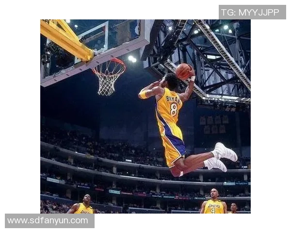 足球巨星挑战篮球场展现扣篮风采引发球迷热议